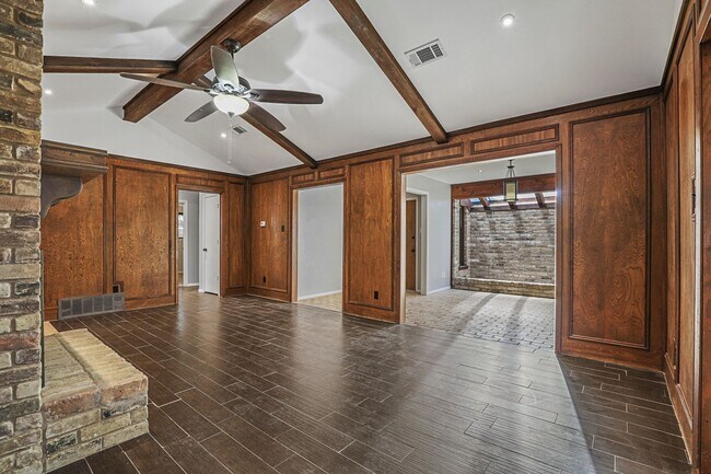 Building Photo - Elegantly Renovated Hickory Creek Home!