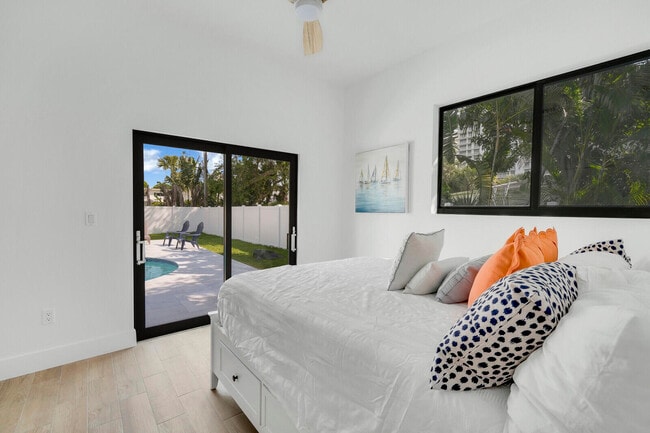 Building Photo - 1248 N Harbor Dr