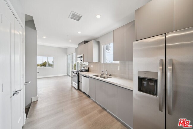 Building Photo - 1223 Hayworth Ave