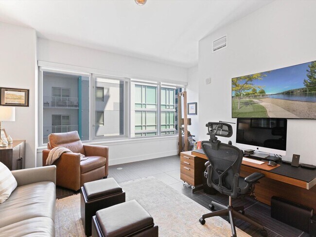 Building Photo - Large Corner Unit at STAR TOWER!