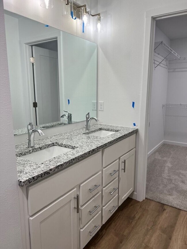 Building Photo - 4 BR HOME IN NIXA!