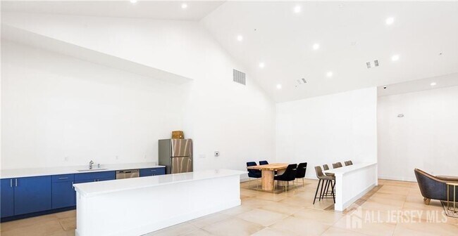 Building Photo - 727 Lorhan Dr