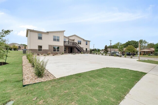 Building Photo - 2200 Creekside Ln