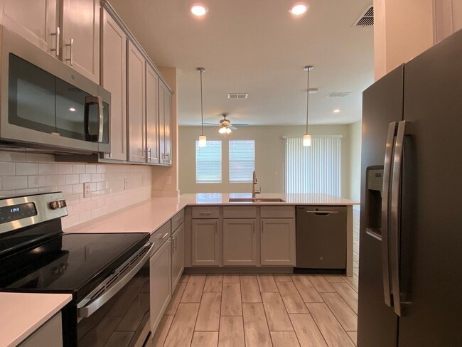 Building Photo - 3BD/2.5BA Townhome in Econ Trails Near Valencia East!