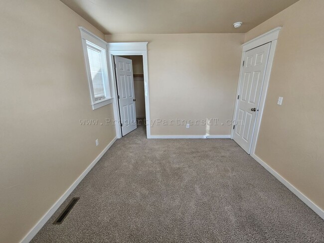 Building Photo - Very Nice - 3 Bed 2.5 Bath Townhouse