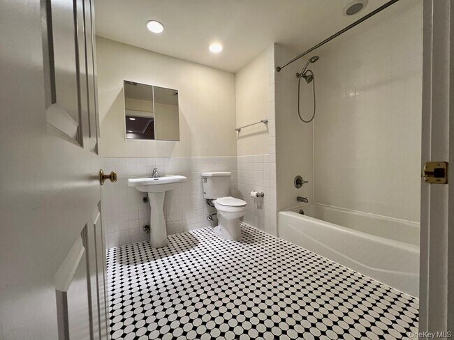 Building Photo - 2 E Main St