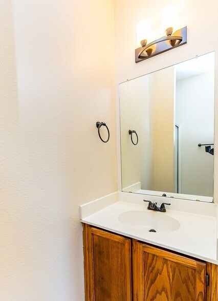 Master Bathroom - 3001 Whisper Oaks Ln