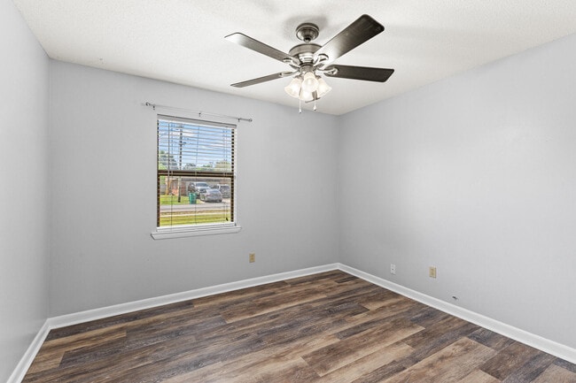 Building Photo - 551 Juanita Ave