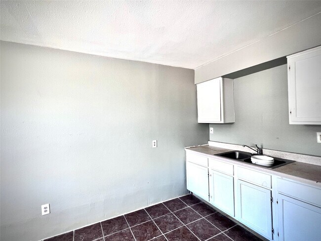 Building Photo - 6802 Sayers St