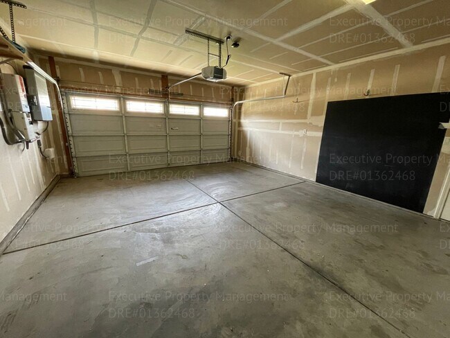 Building Photo - 4 bedrooms/ 2 bathrooms, with a patio.