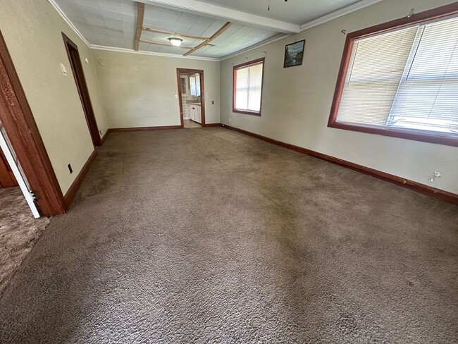 Building Photo - 2 bedroom and 1 bath home