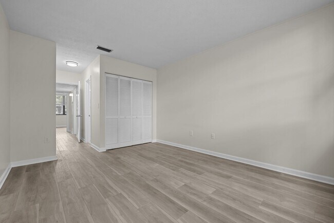 Building Photo - Newly Renovated 2BD/1.5 Bath Condo at Rege...