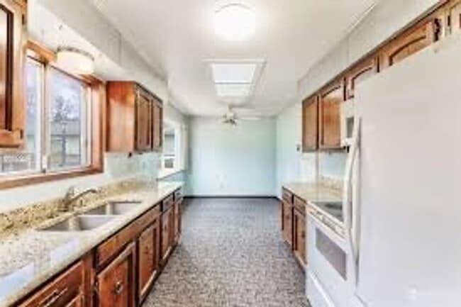 Building Photo - 501 Division St