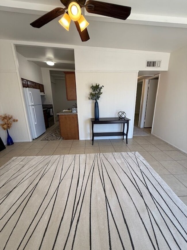 Building Photo - Freshly Updated 2 Bed / 1 Bath Apartment in Glendale!
