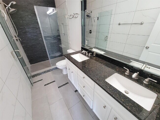 Building Photo - 3 Bed Townhome in 77003 Near Minute Maid Park + First-Floor Living
