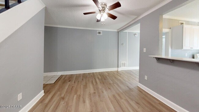 Building Photo - 831 N Oleander Ave