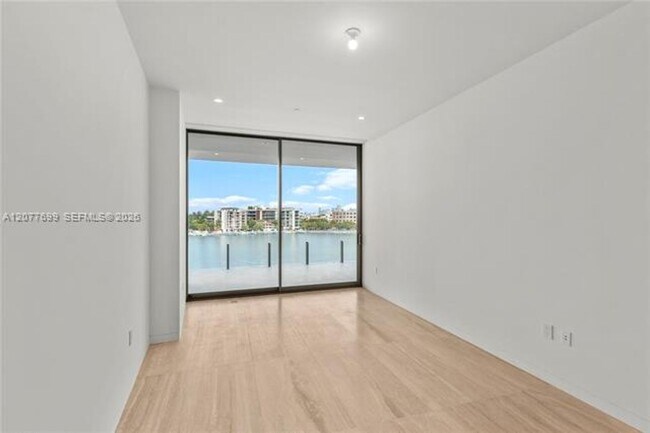 Building Photo - 5 Grove Is