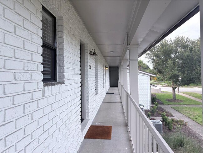 Building Photo - 2806 Plaza Terrace Dr