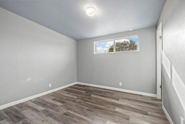 Building Photo - Great Eastside Home!