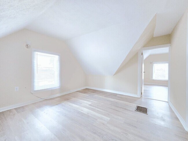 Building Photo - Charming 5-Bedroom House on the West Side ...