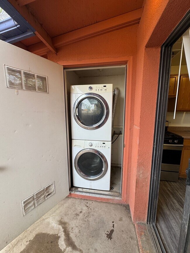 Building Photo - Charming 2 bedroom 1 bath