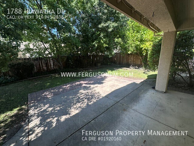 Building Photo - 1788 Hiawatha Dr