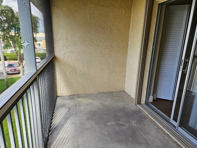 Building Photo - 700 Village Green Ct