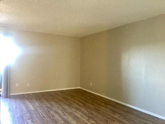 Building Photo - 1 Bed, 1 Bath Condo Available in High Holl...