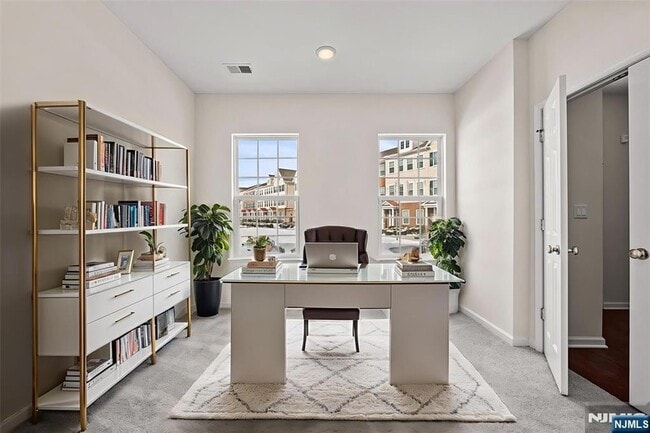 Building Photo - 9 Landmark Ln