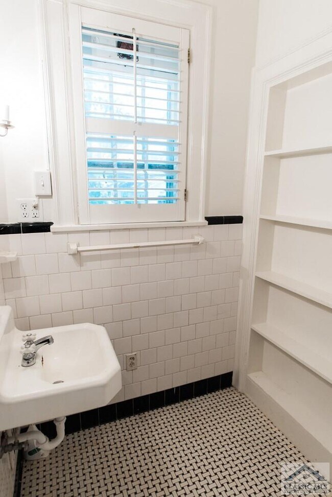 Building Photo - 285 Hampton Ct