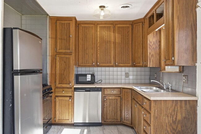 Building Photo - 1420 S Pickwick Ave