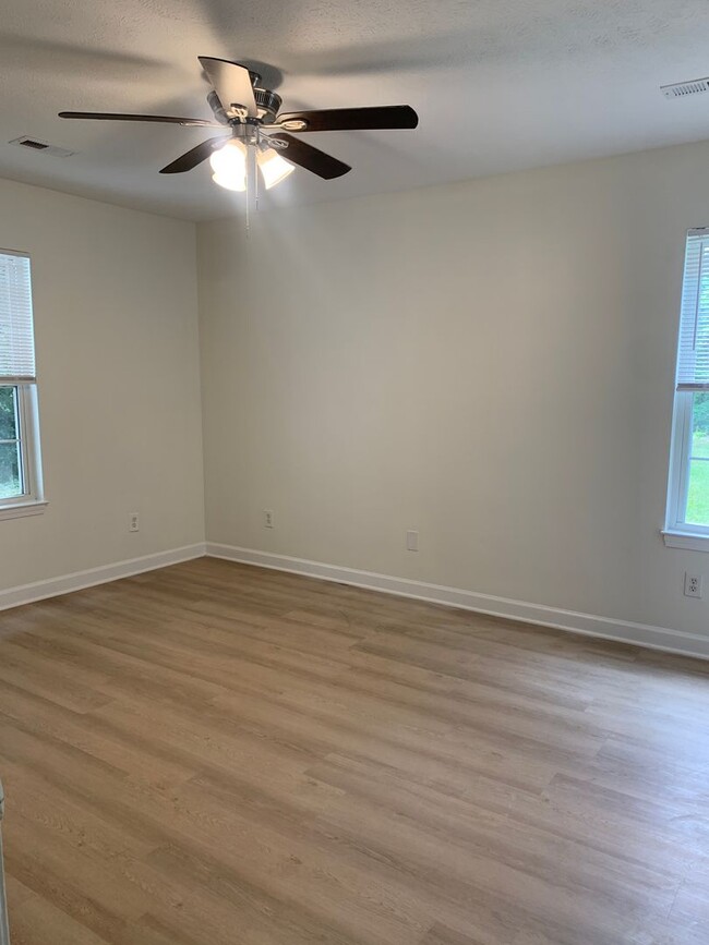 Building Photo - HALF A MONTH OF FREE RENT! 3 Bedroom, 2 Ba...