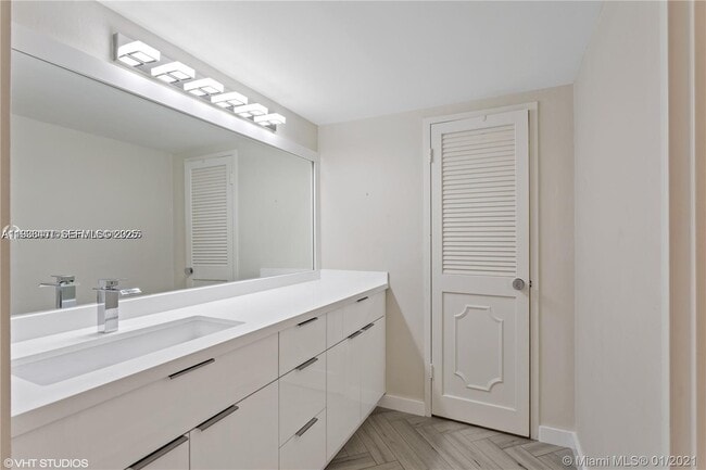 Building Photo - 9341 E Bay Harbor Dr