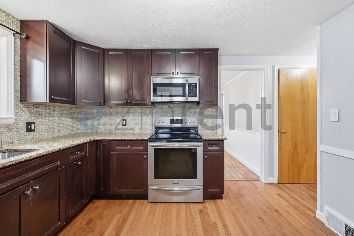 Building Photo - 18 St James St