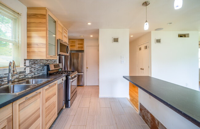 Building Photo - Your Ideal Lifestyle Awaits in this Stunni...