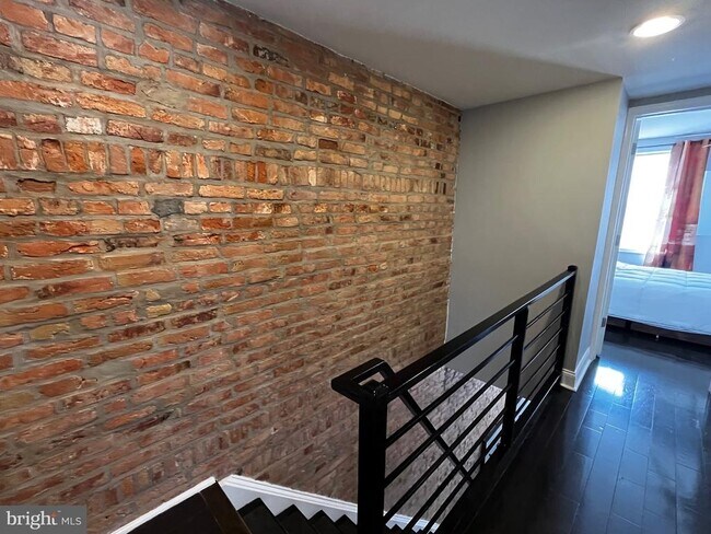 Building Photo - 2423 W Seybert St