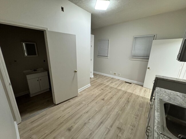 Building Photo - 2725 S 4th St