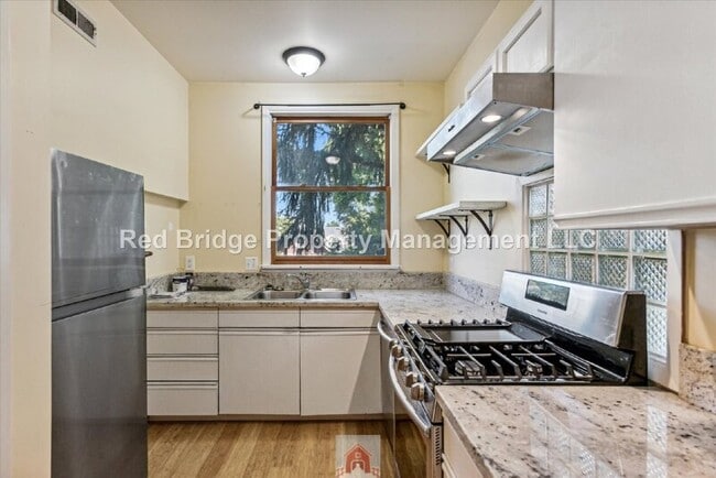 Building Photo - 1325 SE Nehalem St