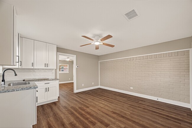 Building Photo - 2103 Woodway Dr