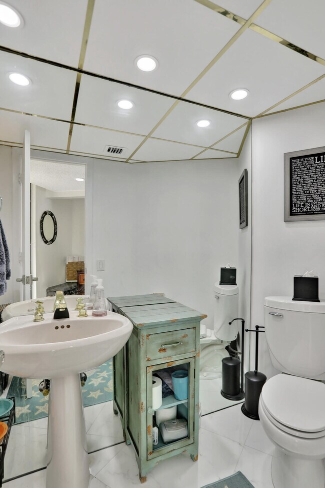 Building Photo - 1167 Hillsboro Mile