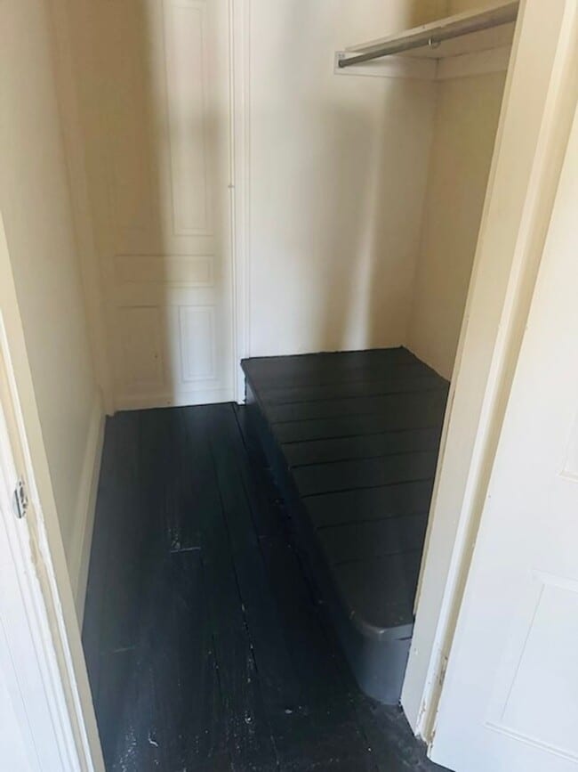 Building Photo - 3rd Floor 1 Bedroom Apartment with Parking...