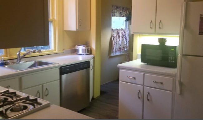 Building Photo - Charming 4 BD/2 BA home with large front porch behind optometry school and ELM Restaurant