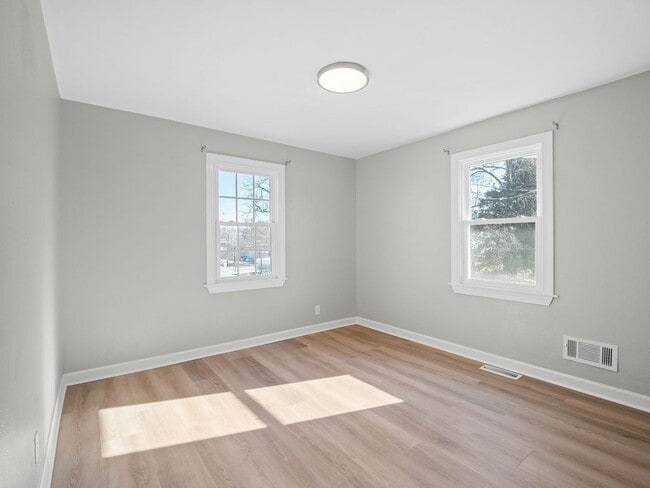 Building Photo - 2 Bedroom, 1 Bathroom newly renovated home for rent off Williamson Rd!