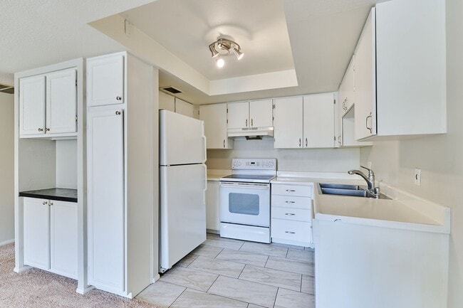 Building Photo - E Camelback