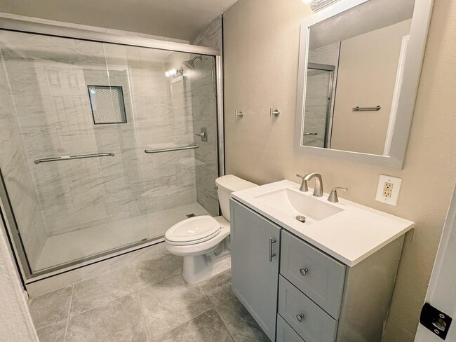 Building Photo - 305 Larkspur St