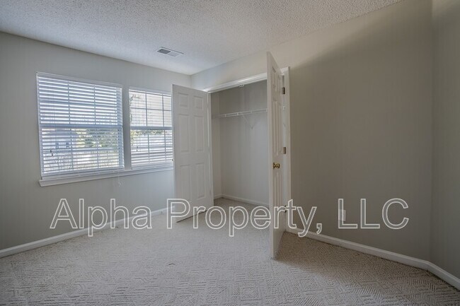 Building Photo - 120 Windsong Dr