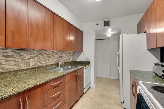 Building Photo - 1200 Brickell Bay Dr