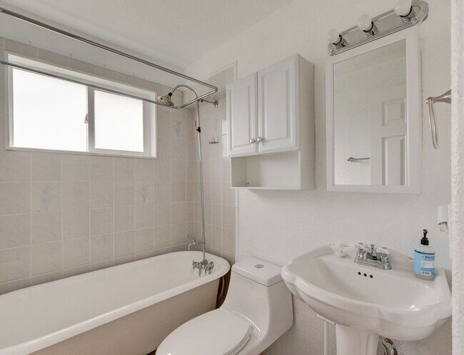 Building Photo - 2 Bedroom Pet Friendly Rambler in Town