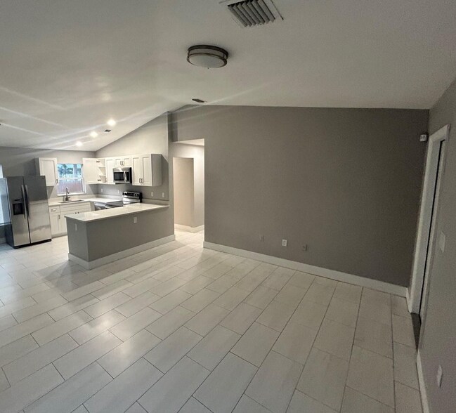 Building Photo - 1724 NW 1st Pl