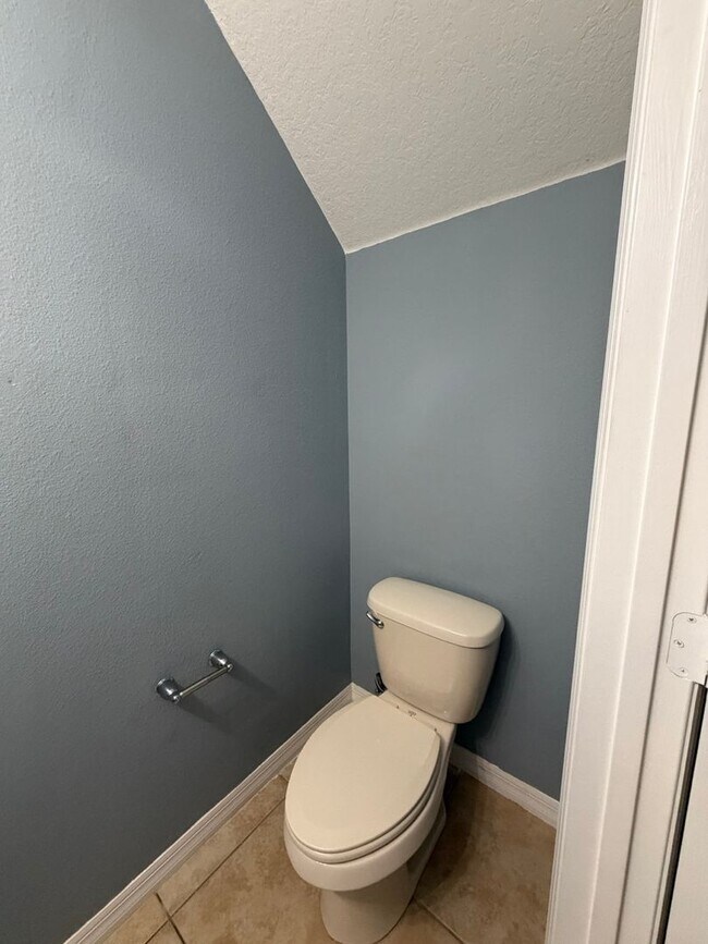 Building Photo - 5-Bed / 4.5 Bath Pool Home Available Now!